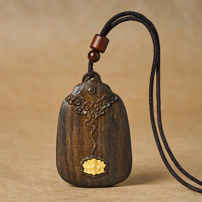 Buddha Stones Naszyjnik z wisiorkiem "Nowy początek" z drewna sappanwood, "Szczęśliwe chmury, lotos" - Błogosławieństwo Cloud Lotus - image 0