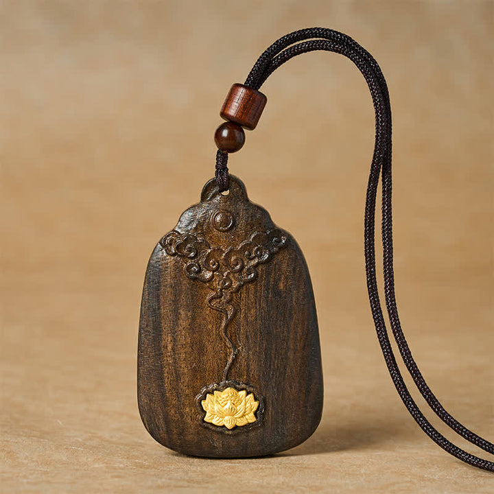 Buddha Stones Naszyjnik z wisiorkiem "Nowy początek" z drewna sappanwood, "Szczęśliwe chmury, lotos" - Błogosławieństwo Cloud Lotus - image 0