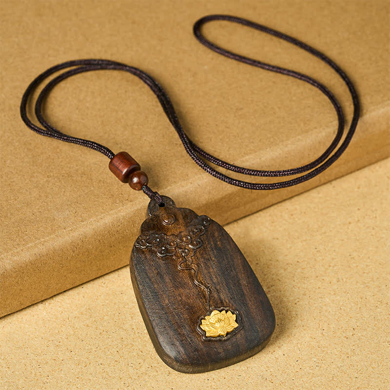 Buddha Stones Naszyjnik z wisiorkiem "Nowy początek" z drewna sappanwood, "Szczęśliwe chmury, lotos" - image 1