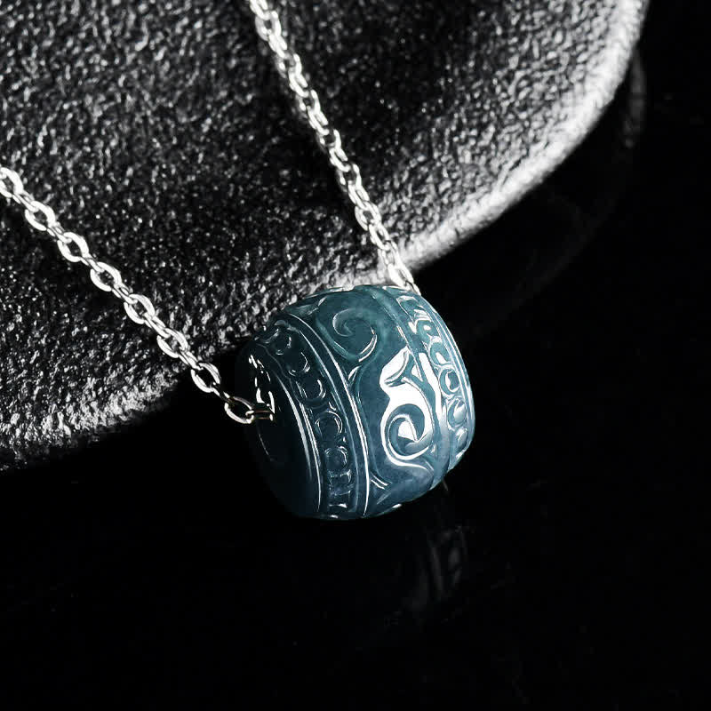 Buddha Stones Naszyjnik z wisiorkiem w kształcie beczki z grawerowanym jadeitem i łańcuszkiem ze stali tytanowej - image 1