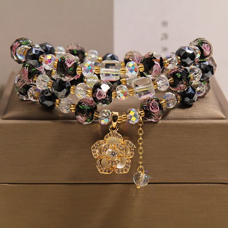 Buddha Stones Bransoletka z czarnym szklanym koralikiem Liu Li z zawieszką w kształcie kwiatu kamelii i harmonijnym połączeniem - Czarna Kamelia Charm - image 0