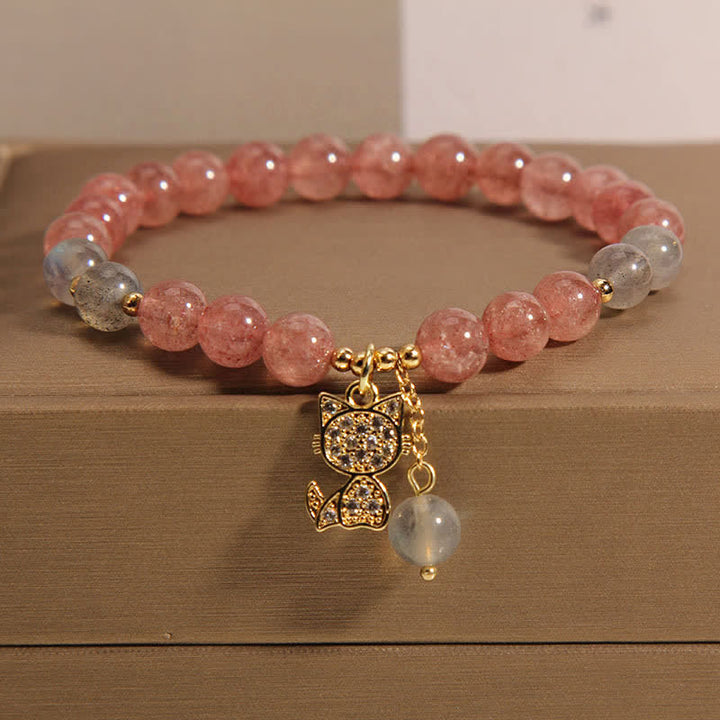 Buddha Stones Bransoletka z zawieszką miłosną w kształcie kota z kwarcu truskawkowego i kamienia księżycowego - Kwarc truskawkowy (obwód nadgarstka: 5,5-5,9 cala / 14-15 cm) - image 0