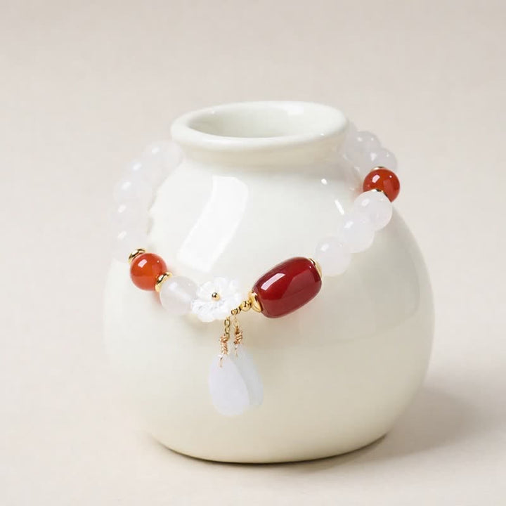 Buddha Stones Elegancka bransoletka z białego chalcedonu i czarnego agatu z kwiatowym wzorem - Czerwony Agat (Pewność siebie ♥ Spokój) - image 2