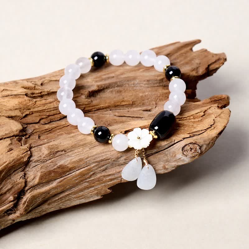 Buddha Stones Elegancka bransoletka z białego chalcedonu i czarnego agatu z kwiatowym wzorem - Czarny Onyks (Ochrona ♥ Fortuna) - image 0