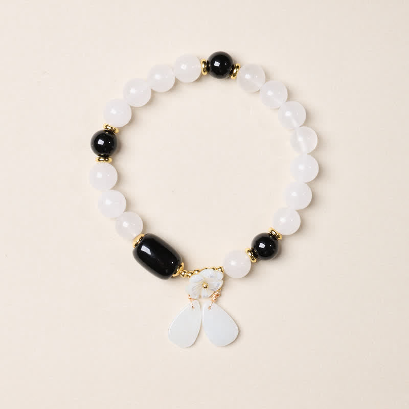 Buddha Stones Elegancka bransoletka z białego chalcedonu i czarnego agatu z kwiatowym wzorem - image 1