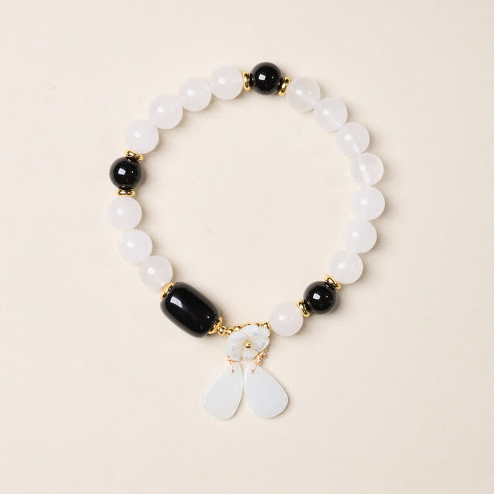 Buddha Stones Elegancka bransoletka z białego chalcedonu i czarnego agatu z kwiatowym wzorem - image 1