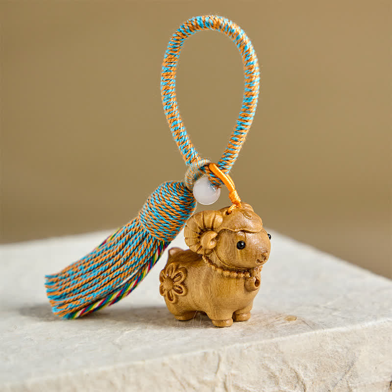 Buddha Stones Rok Kozy, Owca, Zielony Sandałowiec, Chiński Zodiak, Spokój, Ręcznie Rzeźbione Breloczki z Chwostem - Kwiat sandałowca zielonego Owca - Chwost w kolorze niebiesko-pomarańczowym - image 0