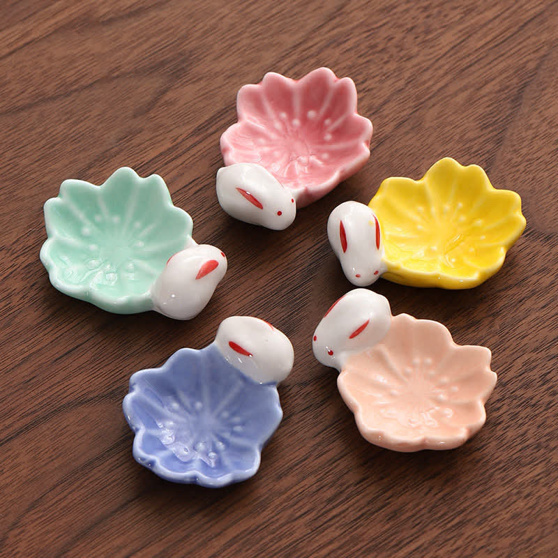 Buddha Stones Mały ceramiczny uchwyt na pałeczki w stylu królika Sakura - image 0