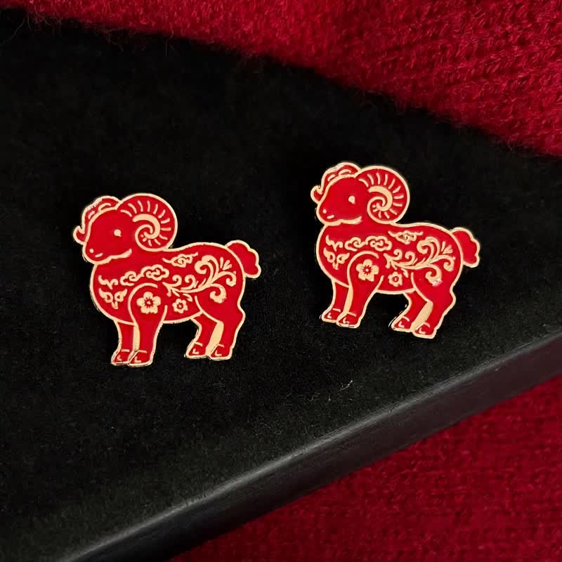 Buddha Stones Broszka z chińskim znakiem zodiaku Koza w kolorze czerwonym i złotym, symbolizująca dobrobyt - image 1