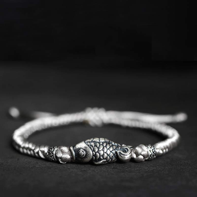 Bransoletka z plecionego sznurka z Buddha Stones w kolorze srebrnym i rybą Koi