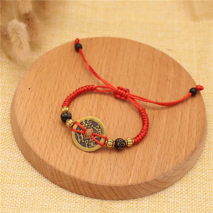 Bransoletka z czerwonego sznurka z miedzianymi monetami Buddha Stones