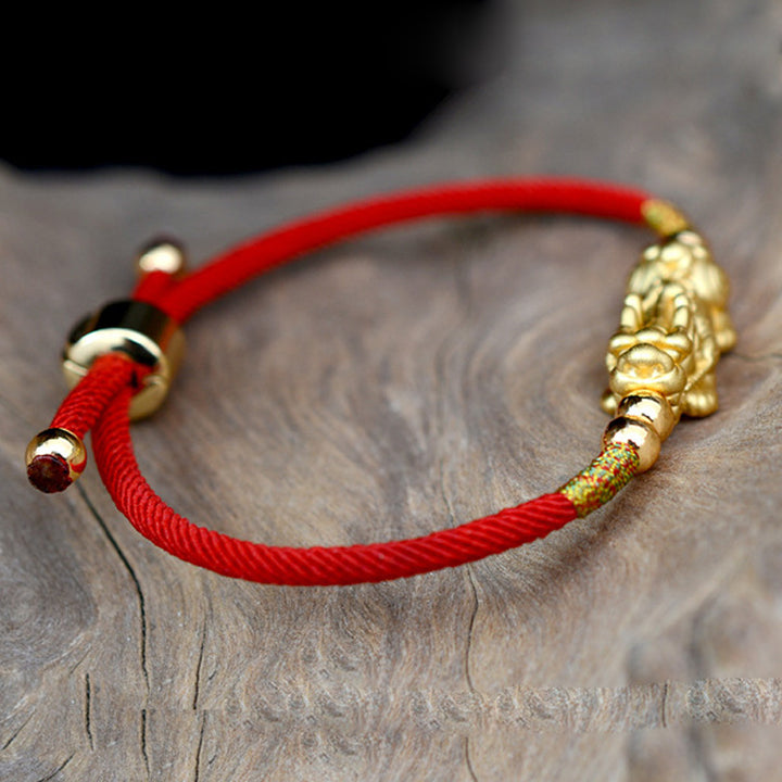 Bransoletka z czerwonego sznurka PiXiu Luck z Buddha Stones 24K pozłacana
