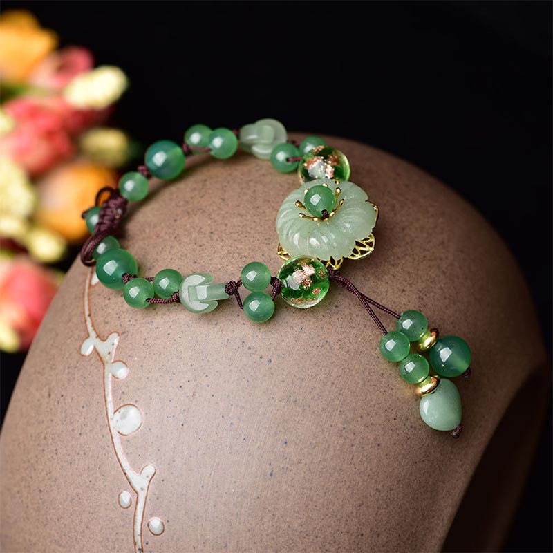 Bransoletka z naturalnego zielonego jadeitu z kwiatami szczęścia i Buddha Stones