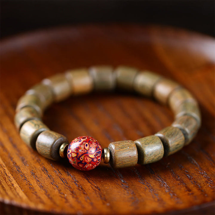 Buddha Stones Naturalne Zielone Drzewo Sandałowe Małe Liście Czerwonego Drzewa Sandałowego Lakierowana Bransoletka z Koralików Pokoju