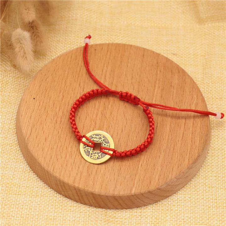 Bransoletka z czerwonego sznurka z miedzianymi monetami Buddha Stones