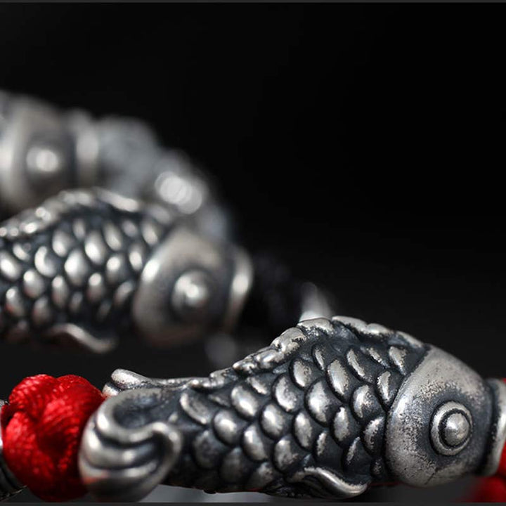 Bransoletka z plecionego sznurka z Buddha Stones w kolorze srebrnym i rybą Koi
