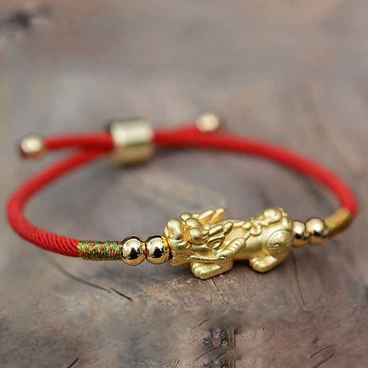 Bransoletka z czerwonego sznurka PiXiu Luck z Buddha Stones 24K pozłacana