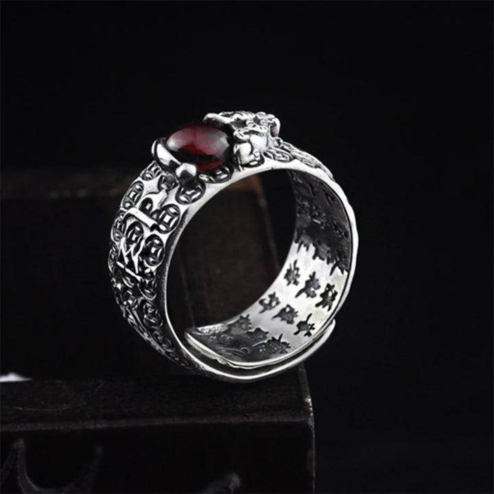 Pierścionek bogactwa z Buddha Stones FengShui PiXiu z czerwonym granatem