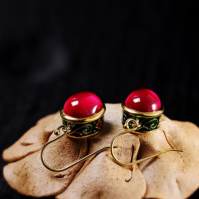 Kolczyki wiszące z okrągłym czerwonym korundem i haczykiem Buddha Stones Confidence Hook