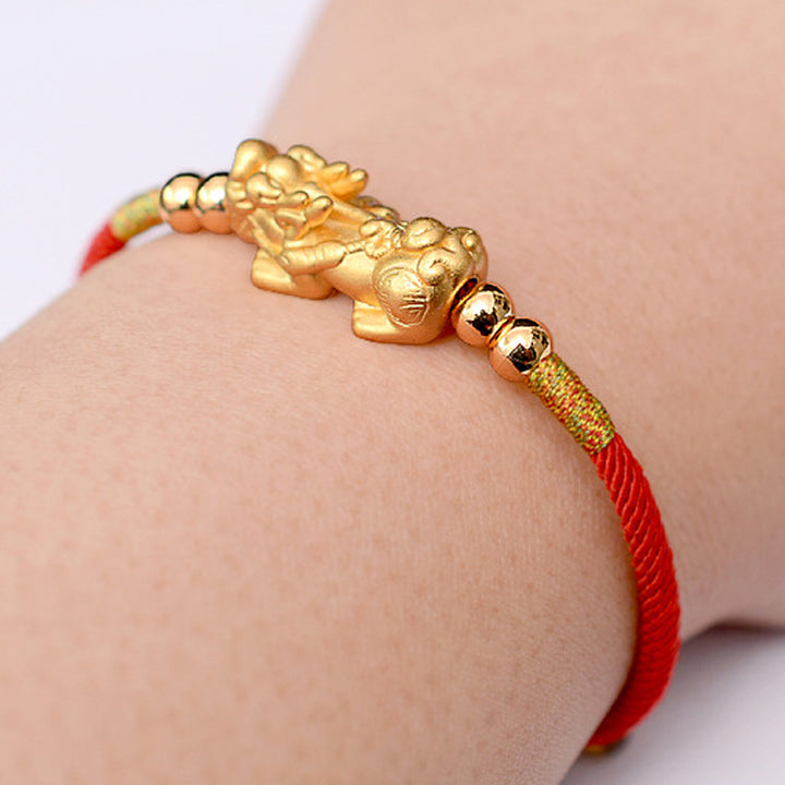 Bransoletka z czerwonego sznurka PiXiu Luck z Buddha Stones 24K pozłacana