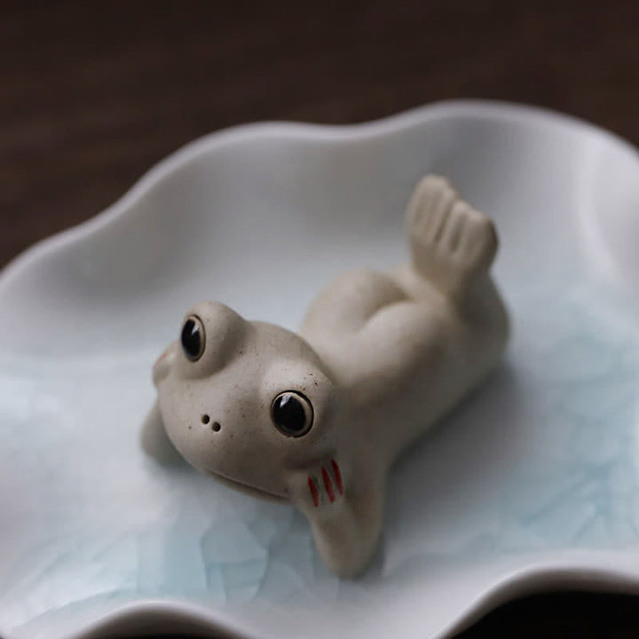 Medytująca ceramiczna mała figurka żaby