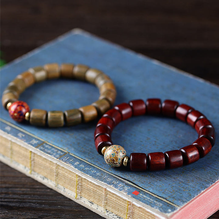 Buddha Stones Naturalne Zielone Drzewo Sandałowe Małe Liście Czerwonego Drzewa Sandałowego Lakierowana Bransoletka z Koralików Pokoju