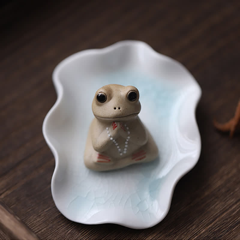 Medytująca ceramiczna mała figurka żaby