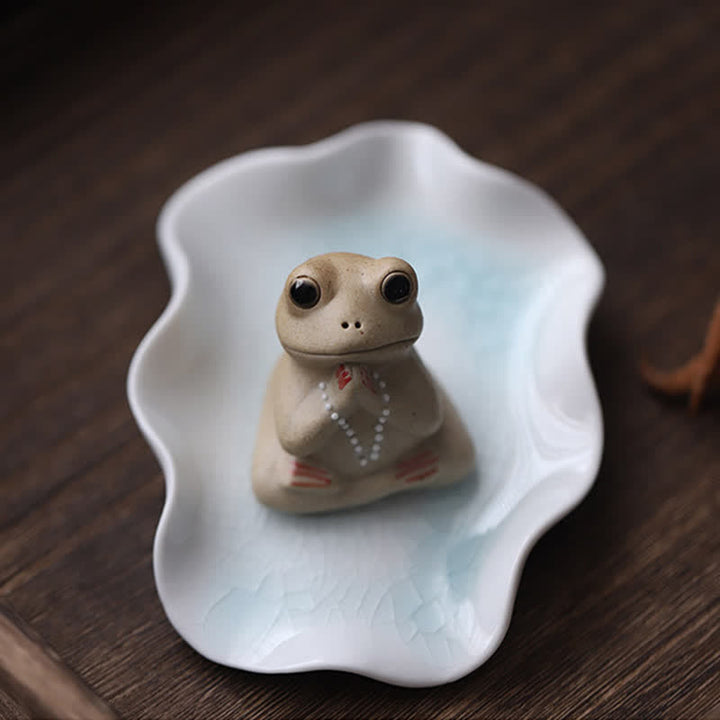 Medytująca ceramiczna mała figurka żaby