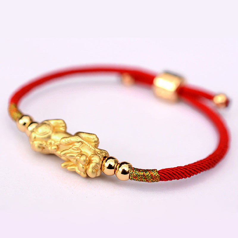 Bransoletka z czerwonego sznurka PiXiu Luck z Buddha Stones 24K pozłacana