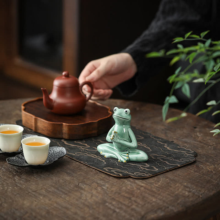 Medytująca ceramiczna figurka żaby zen