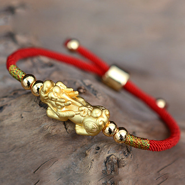 Bransoletka z czerwonego sznurka PiXiu Luck z Buddha Stones 24K pozłacana