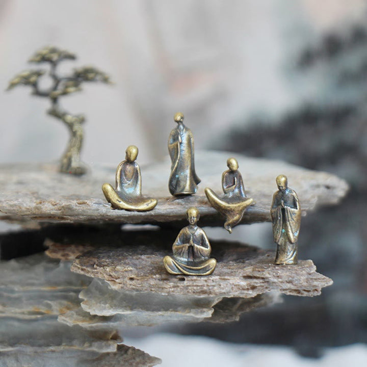 Buddha Stones Mini Medytacja Budda Metalowy Mnich Spokój Dekoracja Domu - Mini 5 posągów Buddy + sosna - image 0