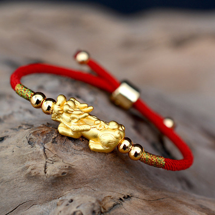 Bransoletka z czerwonego sznurka PiXiu Luck z Buddha Stones 24K pozłacana - Czerwony sznurek (złoty) (obwód nadgarstka 12-19 cm) - Srebro próby 999 - image 0