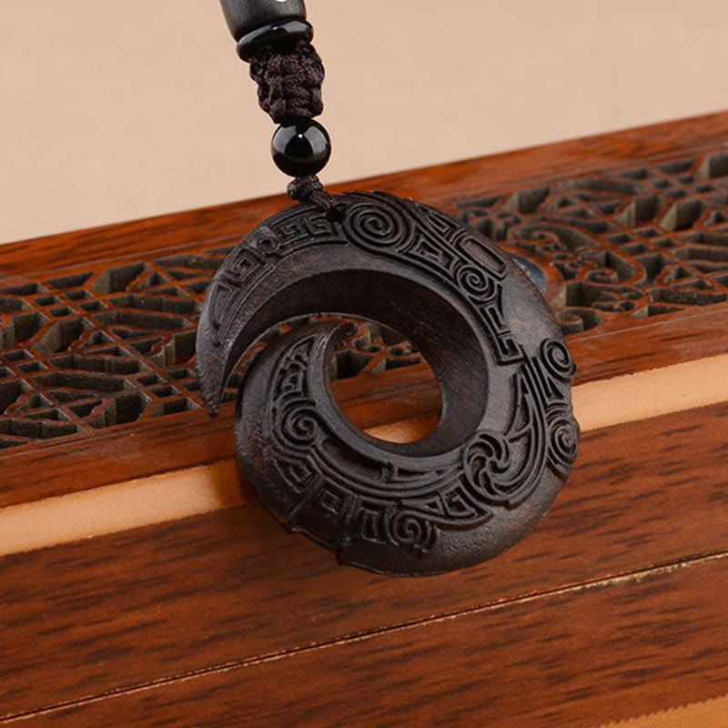 Buddha Stones Mały liść Czerwony sandałowiec Drewno hebanowe Szczęście poprawia projekt Wzór Ochrona Naszyjnik Wisiorek