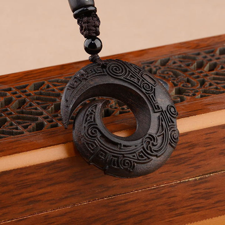 Buddha Stones Mały liść Czerwony sandałowiec Drewno hebanowe Szczęście poprawia projekt Wzór Ochrona Naszyjnik Wisiorek