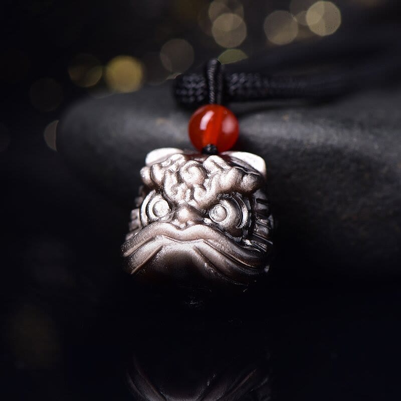 Buddha Stones Naturalny Srebrny Połysk Obsydian Tańczący Lew Naszyjnik Wisiorek Ochrona