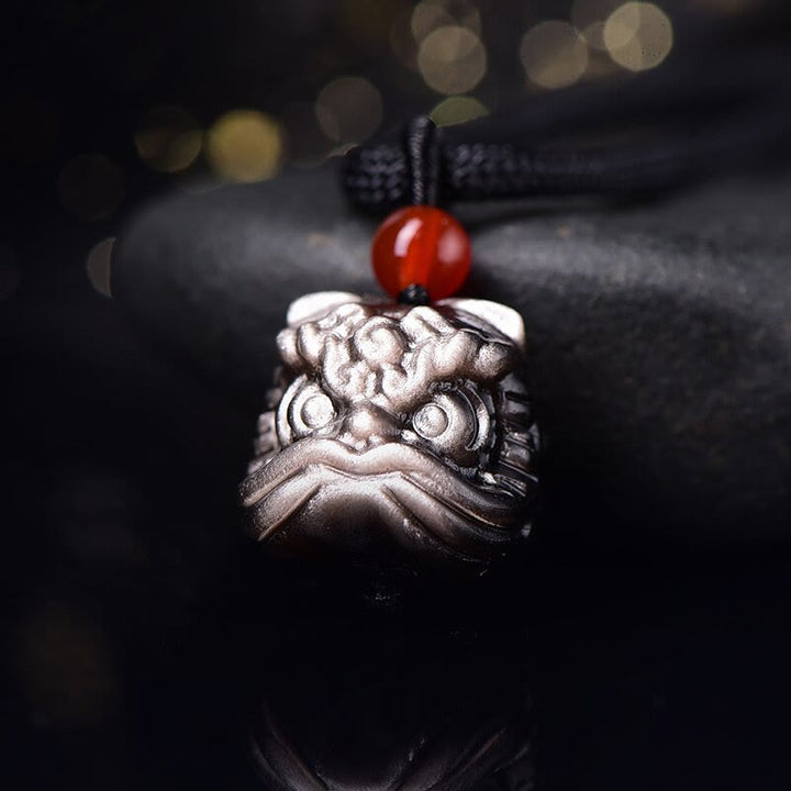 Buddha Stones Naturalny Srebrny Połysk Obsydian Tańczący Lew Naszyjnik Wisiorek Ochrona