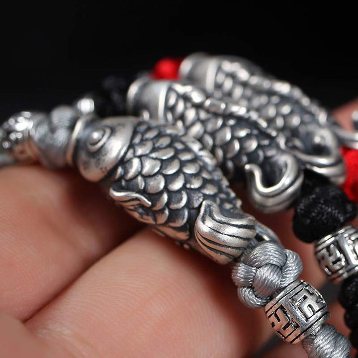 Bransoletka z plecionego sznurka z Buddha Stones w kolorze srebrnym i rybą Koi