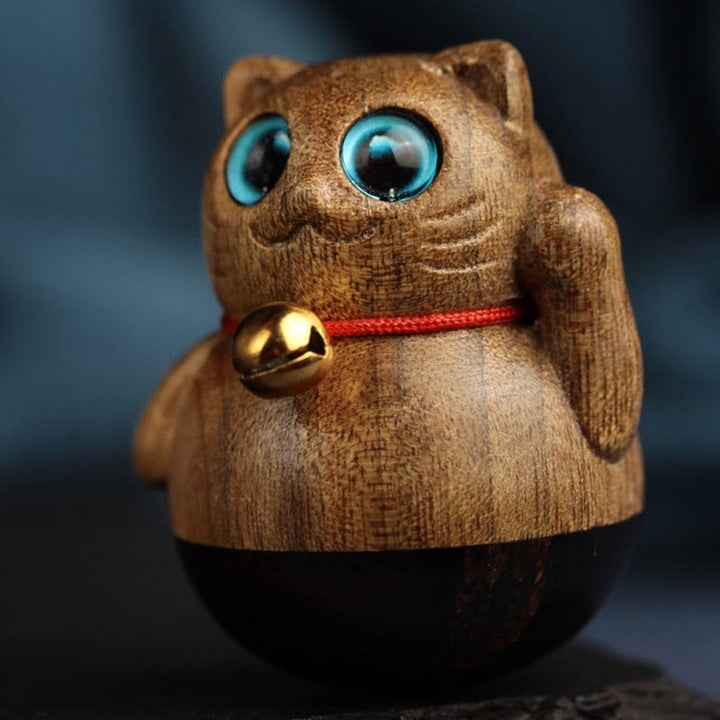 Buddha Stones Miniaturowy Szczęśliwy Kot Kociak Phoebe Zhennan Drewno Błogosławieństwo Dekoracja - image 11