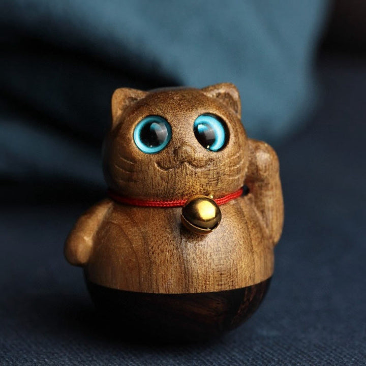 Buddha Stones Miniaturowy Szczęśliwy Kot Kociak Phoebe Zhennan Drewno Błogosławieństwo Dekoracja - image 17