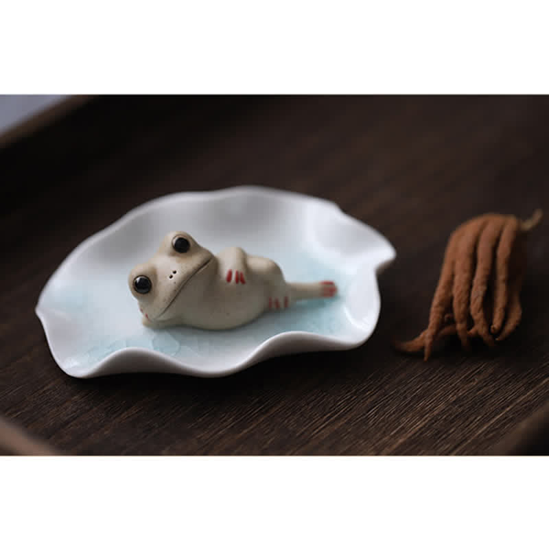 Medytująca ceramiczna mała figurka żaby