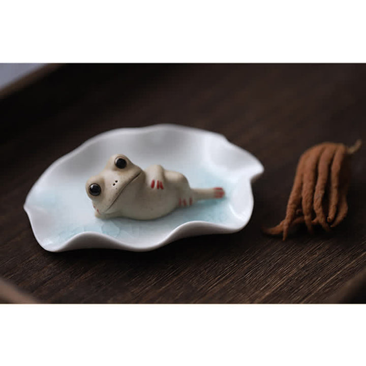 Medytująca ceramiczna mała figurka żaby