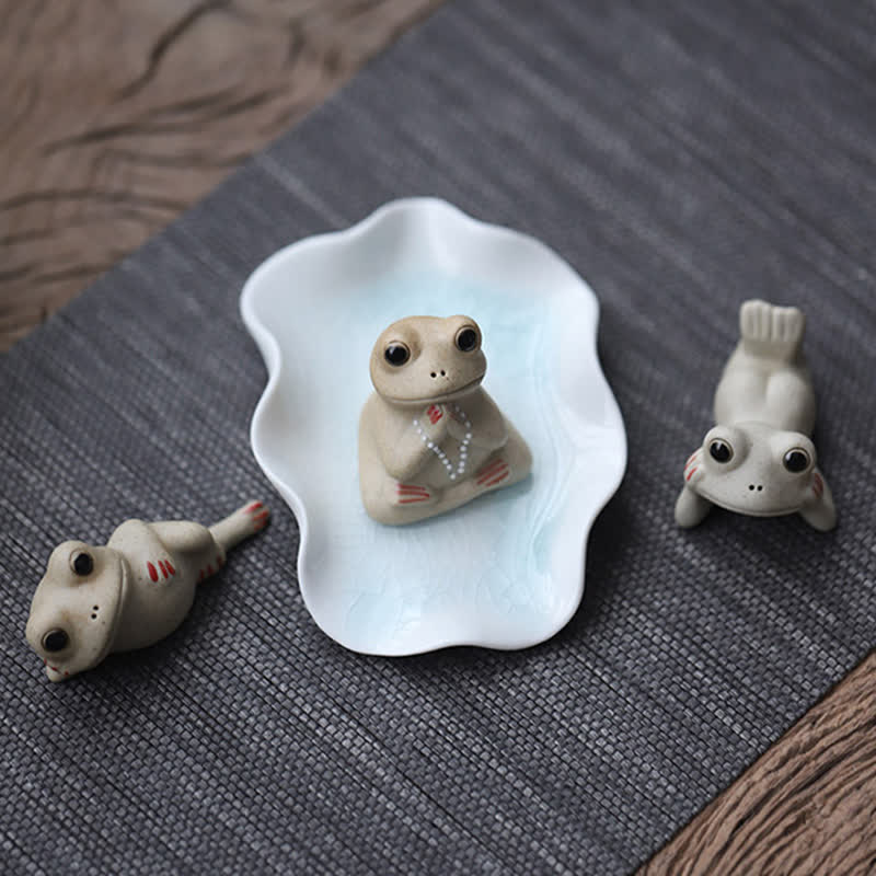 Medytująca ceramiczna mała figurka żaby