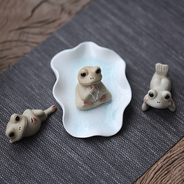 Medytująca ceramiczna mała figurka żaby