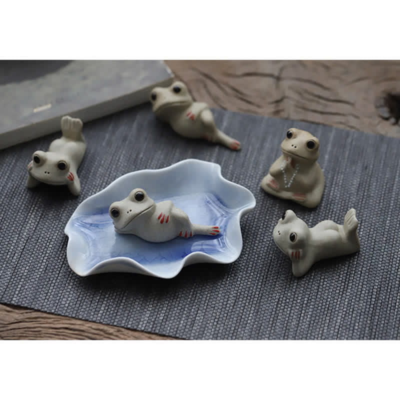Medytująca ceramiczna mała figurka żaby