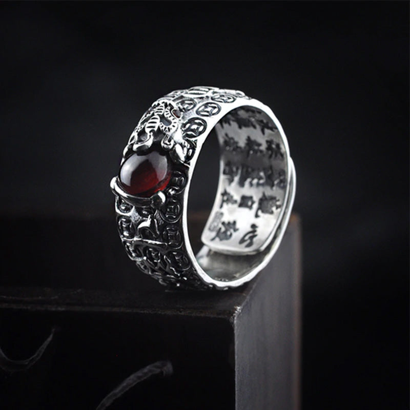 Pierścionek bogactwa z Buddha Stones FengShui PiXiu z czerwonym granatem
