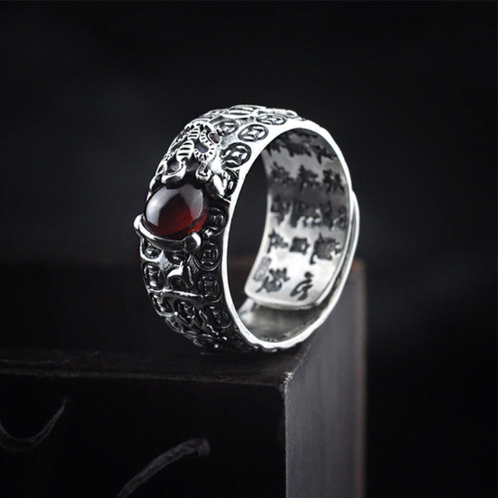 Pierścionek bogactwa z Buddha Stones FengShui PiXiu z czerwonym granatem