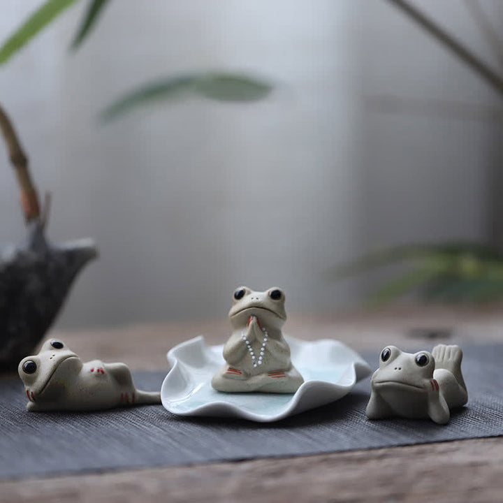 Medytująca ceramiczna mała figurka żaby