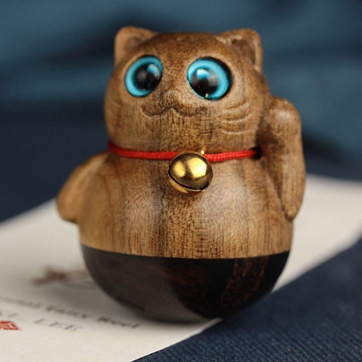 Buddha Stones Miniaturowy Szczęśliwy Kot Kociak Phoebe Zhennan Drewno Błogosławieństwo Dekoracja - image 10