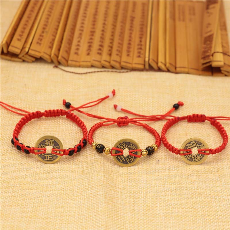 Bransoletka z czerwonego sznurka z miedzianymi monetami Buddha Stones